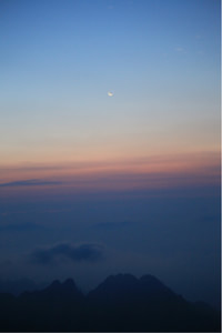 日本球队在比赛中挣扎，无法阻止对手的进攻